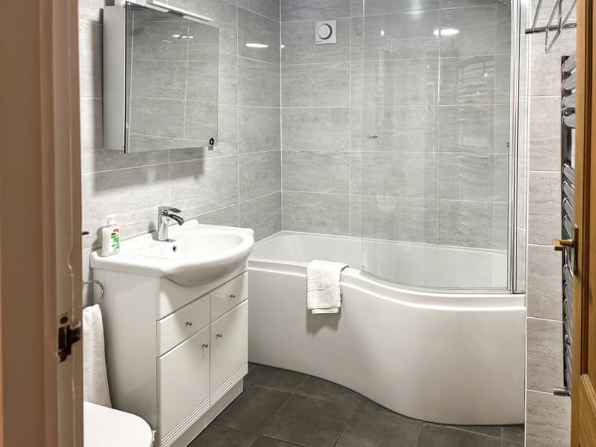 Bathroom with shower over the bath | Old Milverton, Grassington
