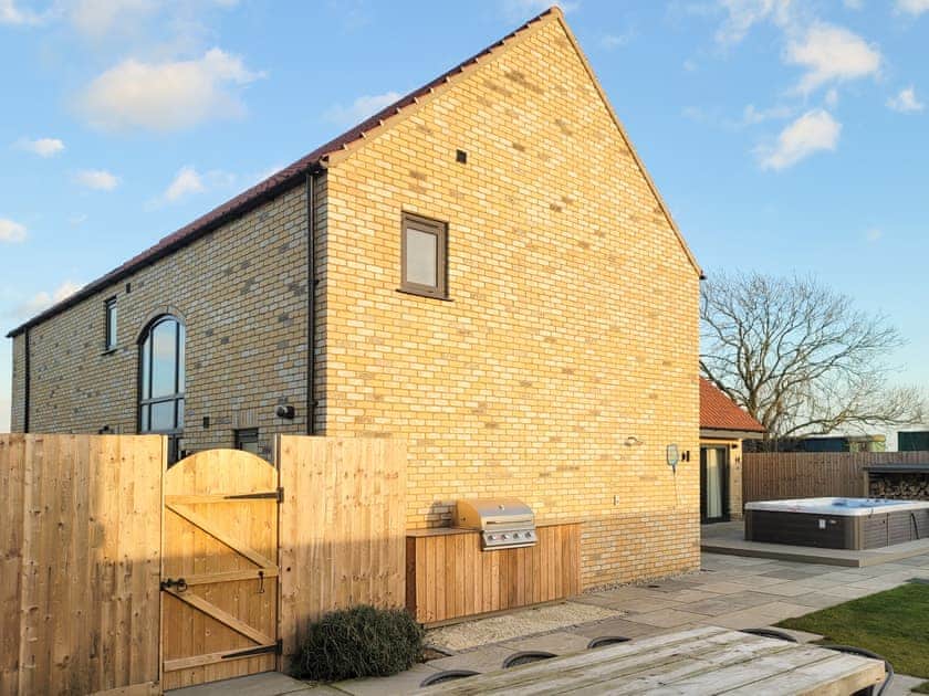 BBQ and hot tub | The Willows - Ashlin Farm Barns, Dunholme, near Lincoln