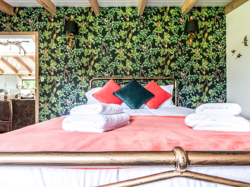 Double bedroom | Meadow Hide - The Osiers, Chichester