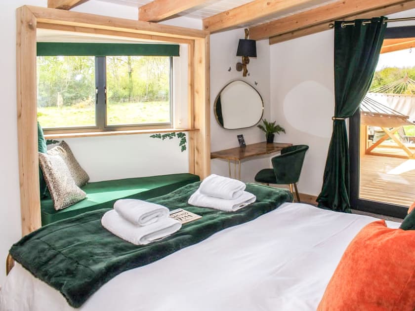 Double bedroom | Meadow Hide - The Osiers, Chichester