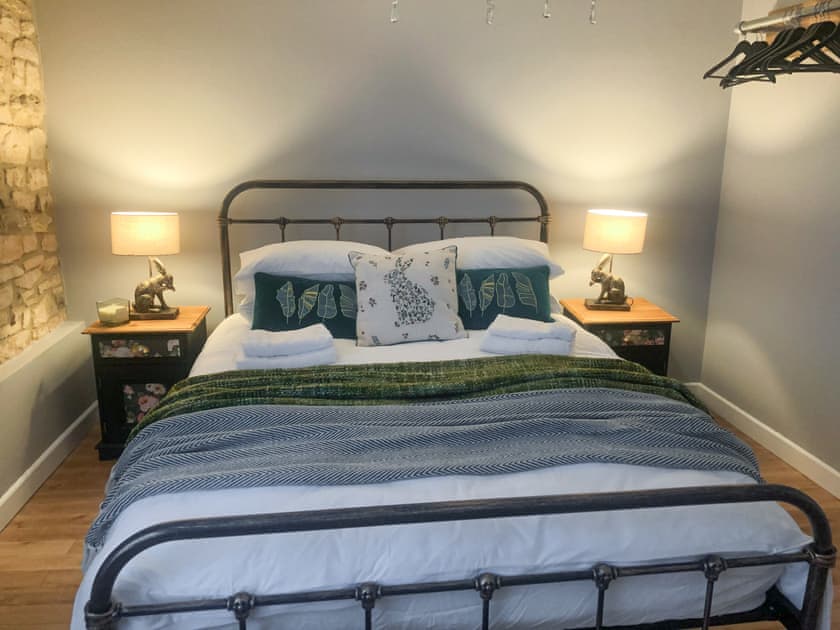 King size ( Master ) bedroom  | The Street Cottage, Uley, near Dursley