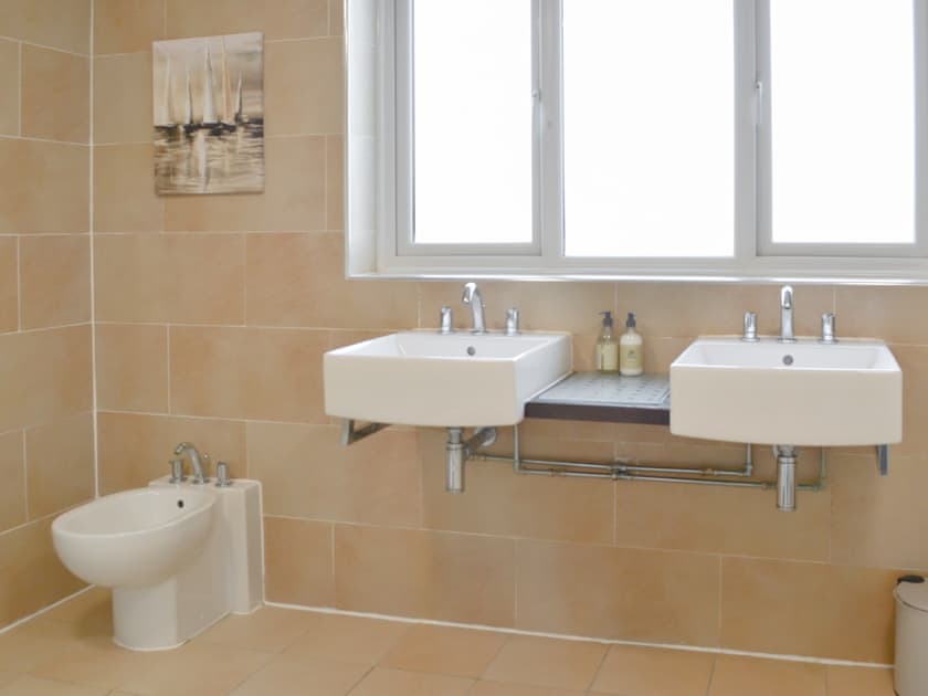 Shower room | Springdale Farmhouse, Rudston
