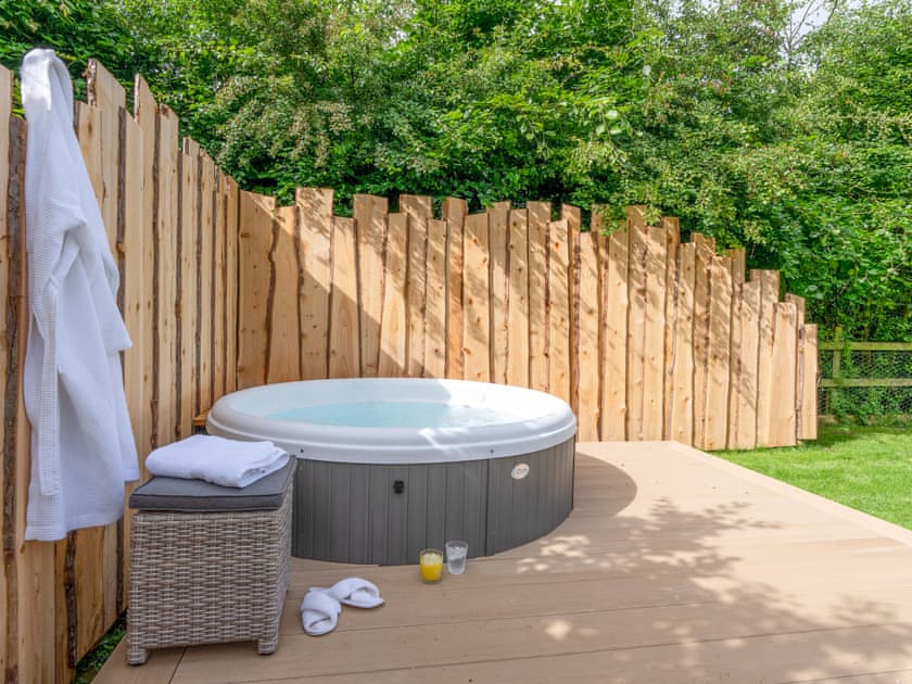 Hot tub | Fern Lodge - The Osiers, Chichester