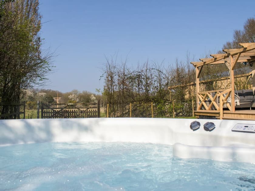 Hot tub | Fern Lodge - The Osiers, Chichester