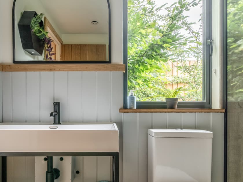 Shower room | Fern Lodge - The Osiers, Chichester