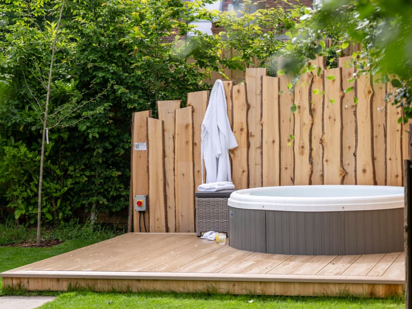 Hot tub | Fern Lodge - The Osiers, Chichester