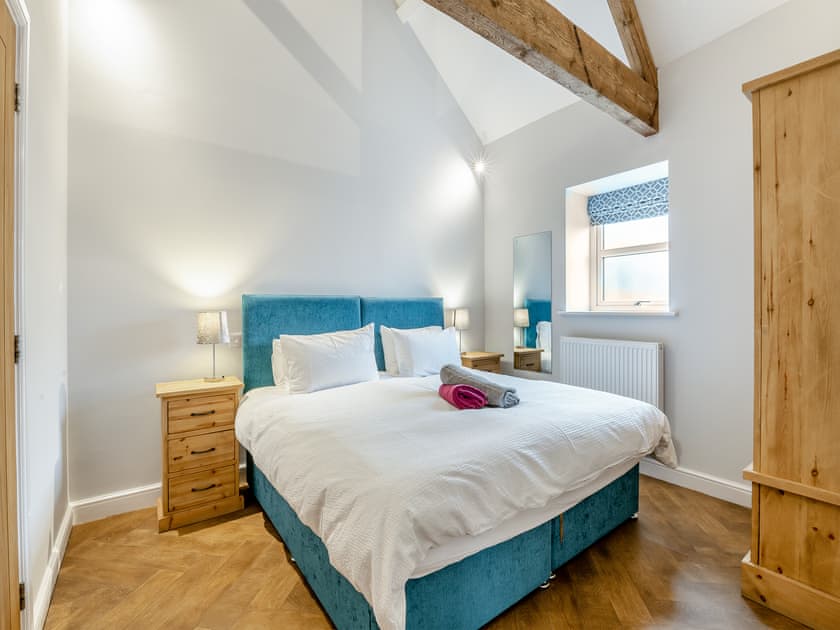 Double bedroom | The Milking Parlour - Wolds Way Holiday Cottages, Low Hunsley