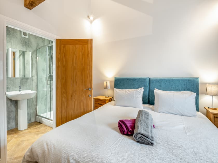 Double bedroom | The Milking Parlour - Wolds Way Holiday Cottages, Low Hunsley