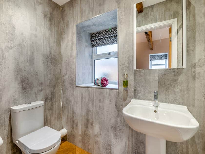 En-suite | The Milking Parlour - Wolds Way Holiday Cottages, Low Hunsley