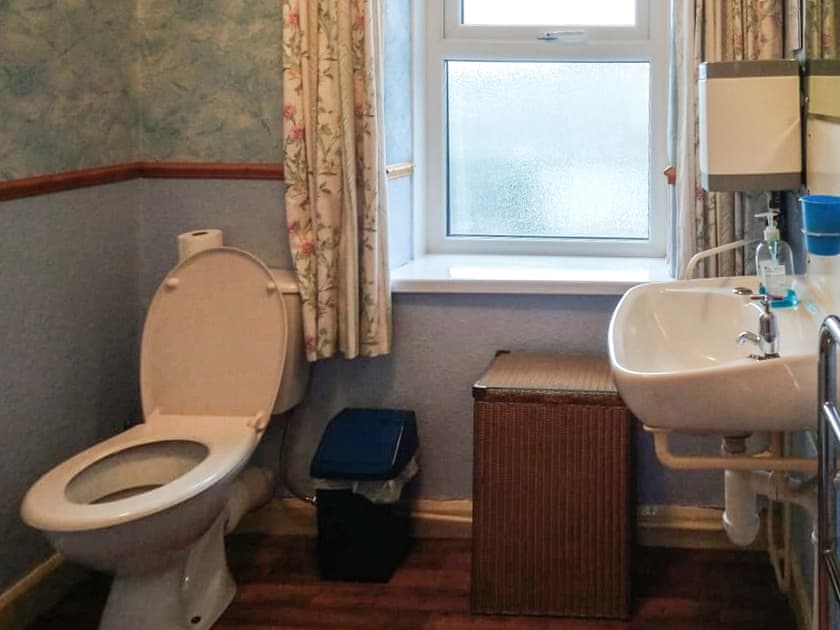 Shower room | Shafto Cottage, Seahouses, near Bamburgh