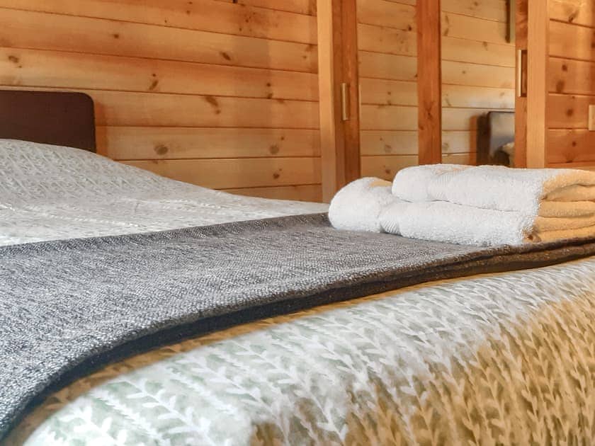 Single bedroom with dressing table and mirrored wardrobes | Bothan a’ Bhile, Glen Roy, near Fort William