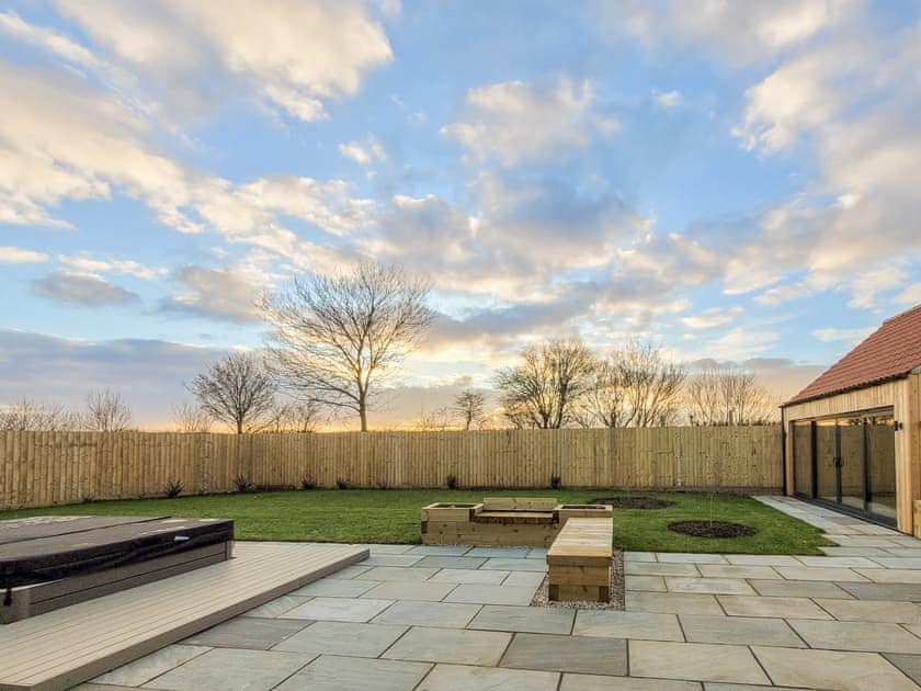 Hot tub and garden room | Lindum Barn - Ashlin Farm Barns, Dunholme, near Lincoln