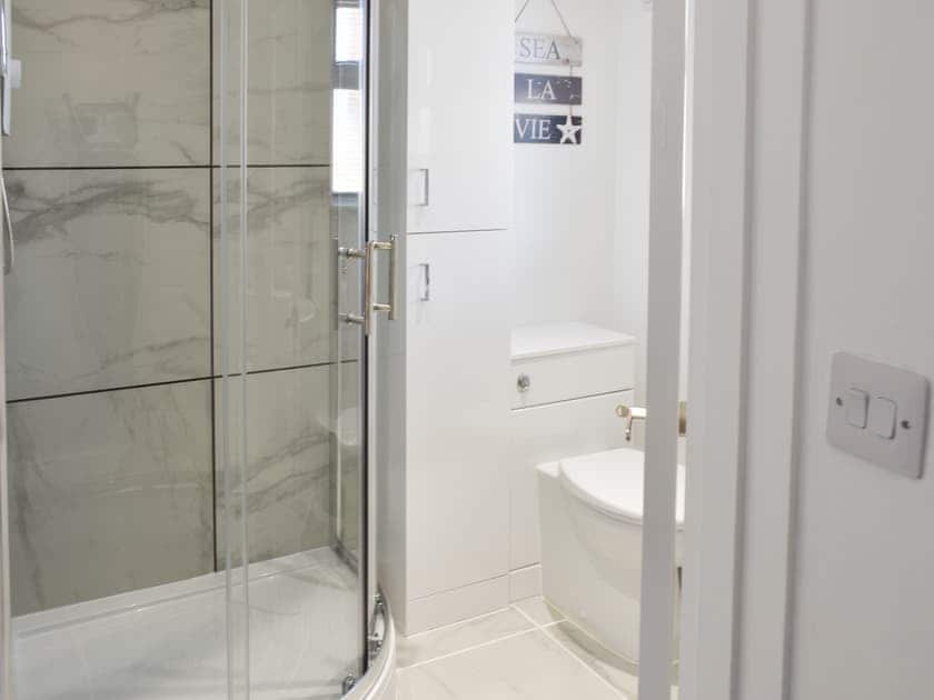 Shower room | The Wheatsheaf - Coastal Apartments, Winterton-on-Sea