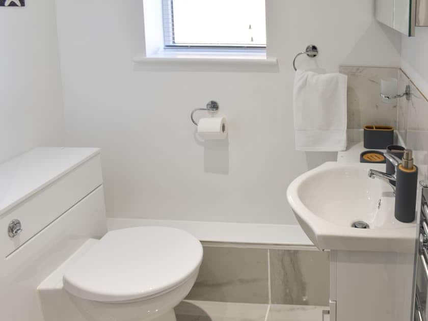 Shower room | The Wheatsheaf - Coastal Apartments, Winterton-on-Sea