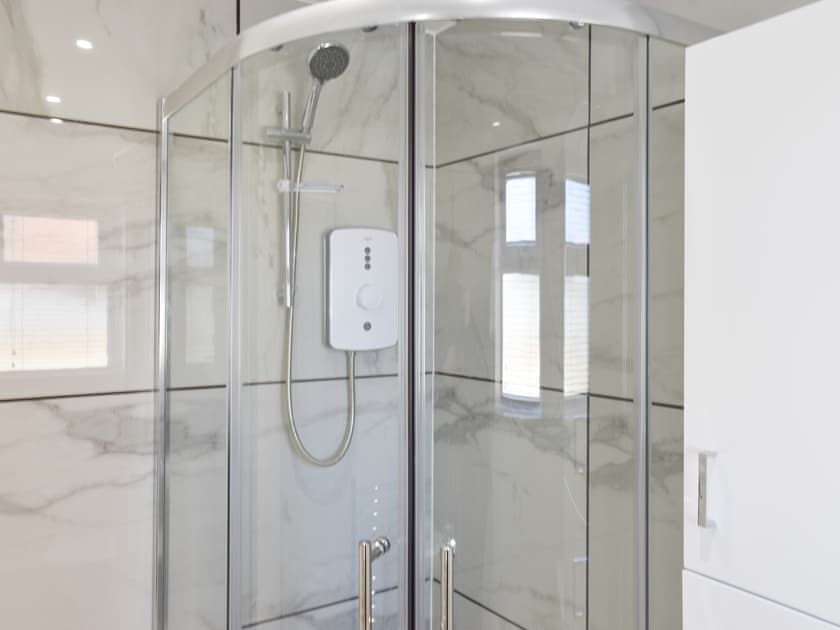 Shower room | The Wheatsheaf - Coastal Apartments, Winterton-on-Sea