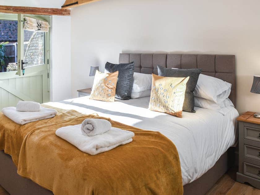 Superking bedroom  | Skylarks’ Nest - Manor Farm Barns, Witton, near Happisburgh