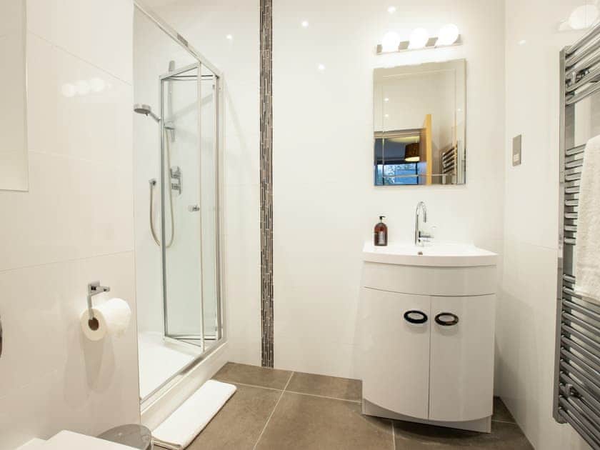 Shower room | King Edward 4 - King Edward Apartments, Windsor