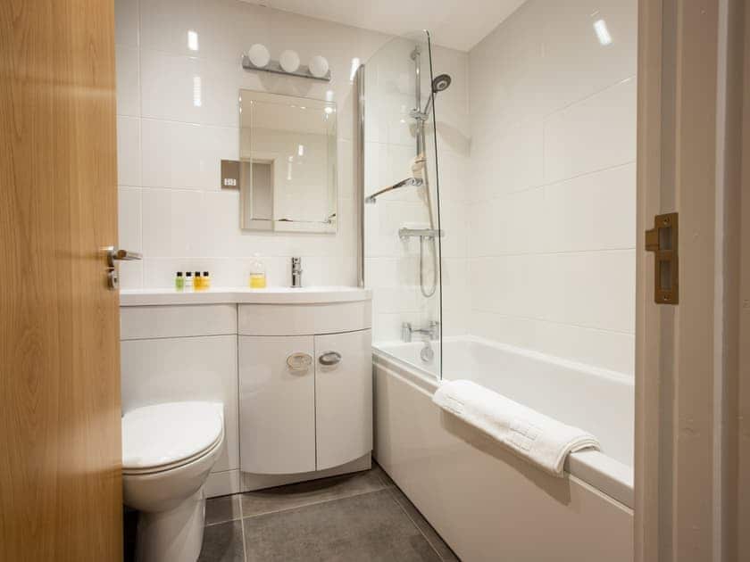 Bathroom | King Edward 4 - King Edward Apartments, Windsor