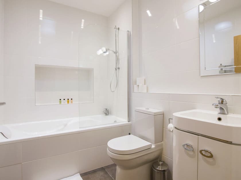 Bathroom | King Edward 8 - King Edward Apartments, Windsor