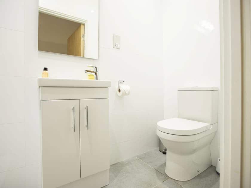 Shower room | King Edward 2 - King Edward Apartments, Windsor