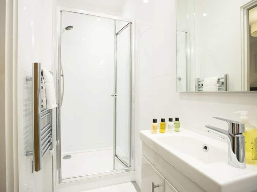 Shower room | King Edward 2 - King Edward Apartments, Windsor