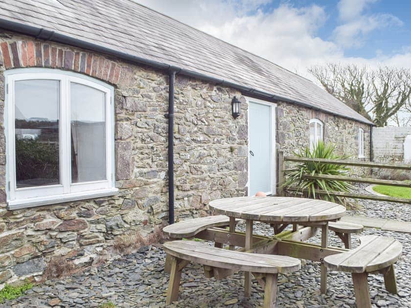 Sitting-out-area | Upper Farms Barns - Swallow Lodge - Upper Farm Barns, Mathry, near St Davids