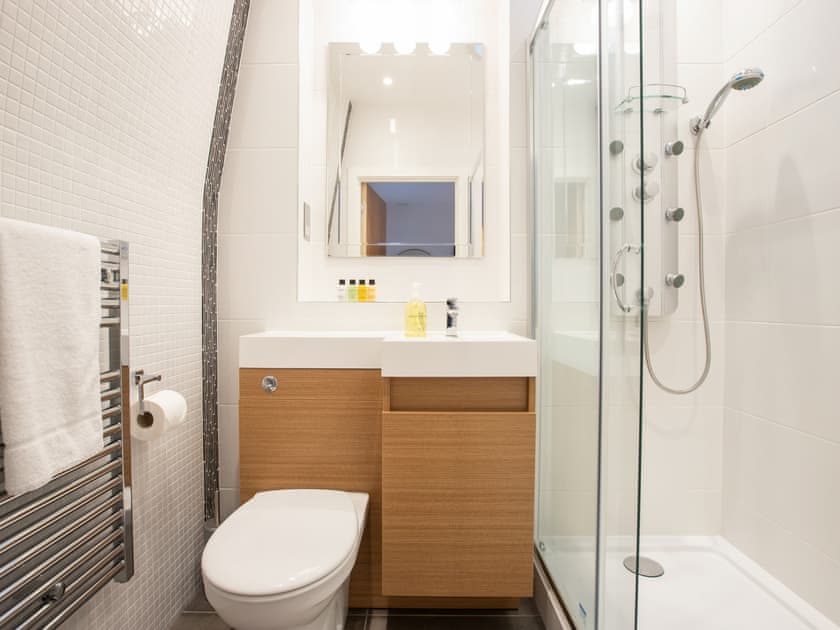 En-suite | King Edward 7 - King Edward Apartments, Windsor