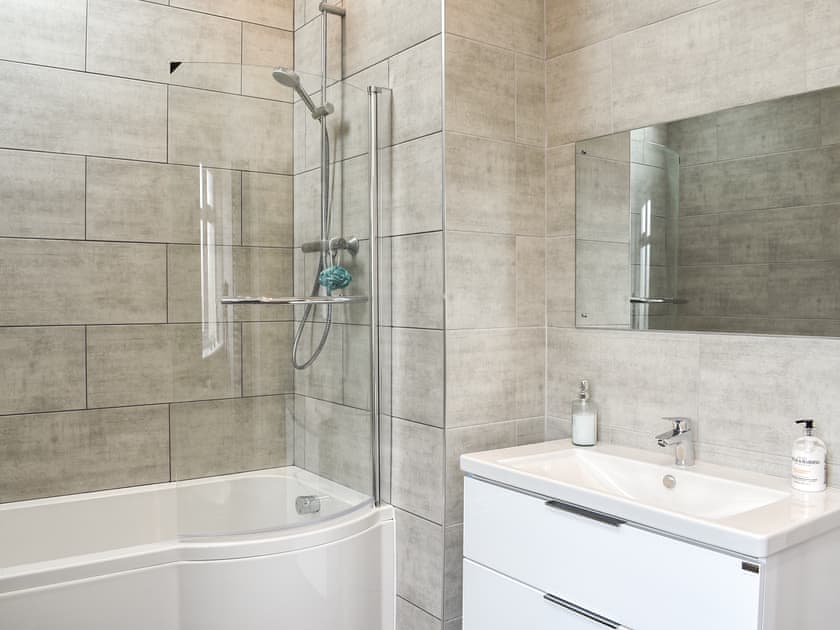 Bathroom | Awel Y Mor, Llanrhyddlad