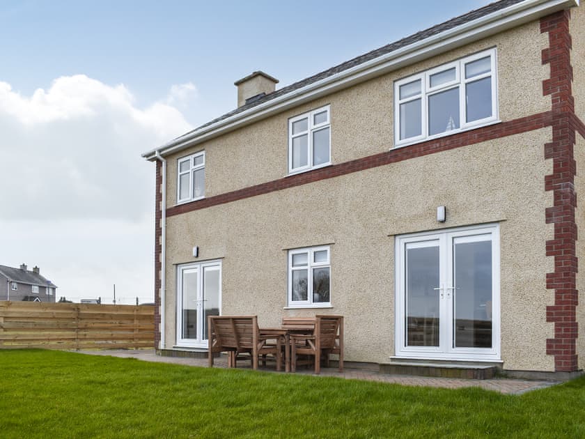 Patio | Awel Y Mor, Llanrhyddlad