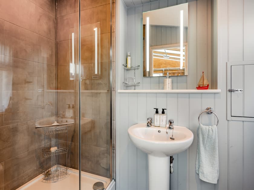 Shower room | Coastguard’s Cottage, Weybourne