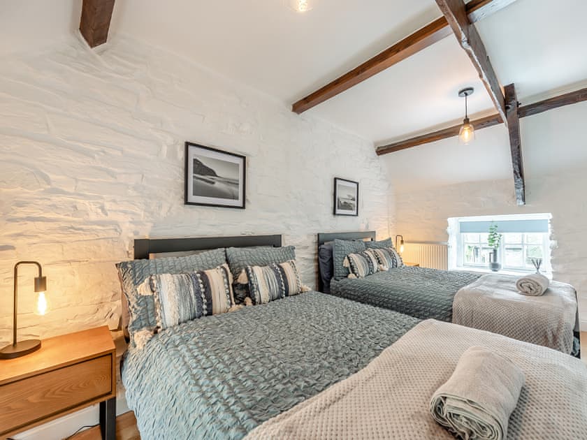 Twin bedroom | Old Stables Cottage, Ponthirwaun