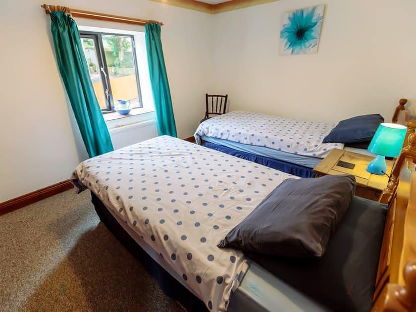 Twin bedroom | Elm Cottage - Broadhurst Farm Holiday Cottages, Waterhouses