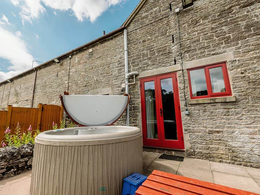 Hot tub | Elm Cottage - Broadhurst Farm Holiday Cottages, Waterhouses