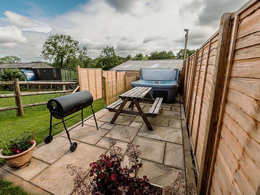 Hot tub | Cedar Cottage - Broadhurst Farm Holiday Cottages, Waterhouses