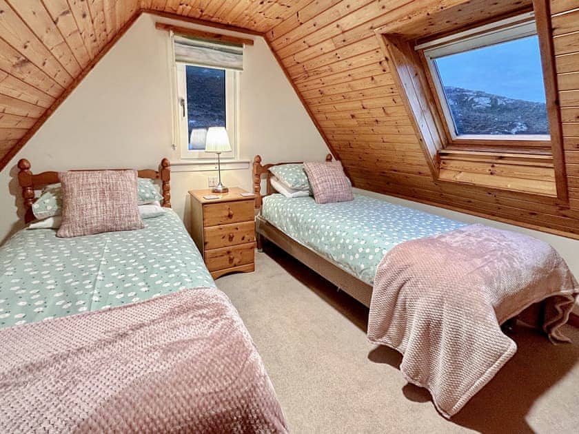 Twin bedroom | Fern Cottage - Cathair Dhubh Estate, Clachtoll, near Lochinver