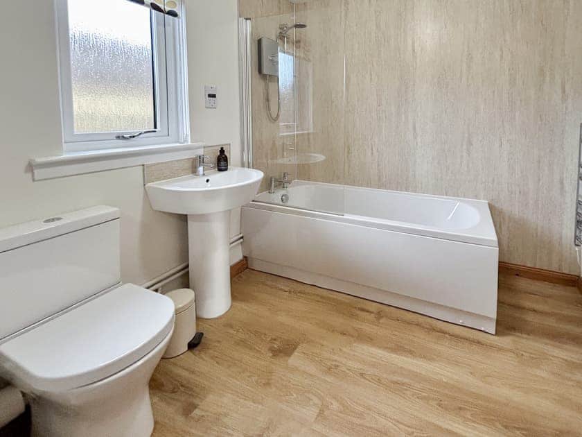 Bathroom | Fern Cottage - Cathair Dhubh Estate, Clachtoll, near Lochinver