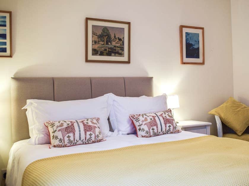 King bedroom  | Gushat Cottage, Strathtay, near Aberfeldy