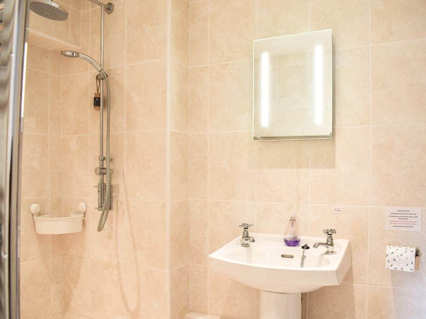 Twin en-suite  | Gushat Cottage, Strathtay, near Aberfeldy