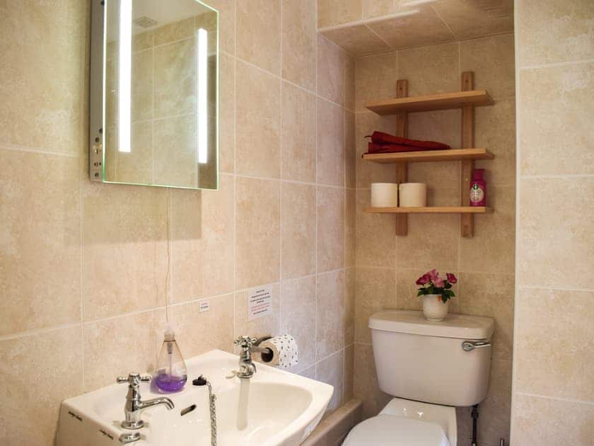 Twin en-suite  | Gushat Cottage, Strathtay, near Aberfeldy