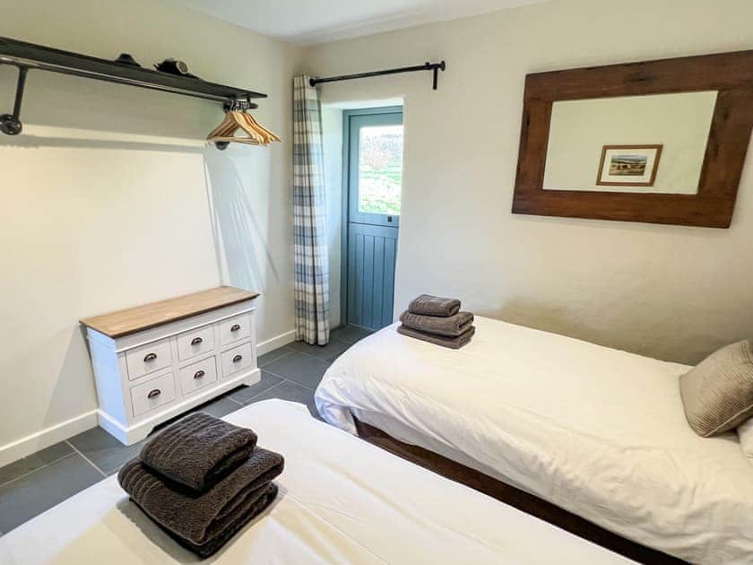 Twin bedroom | The Byre - Preseli Hills Cottages, Rhosfach