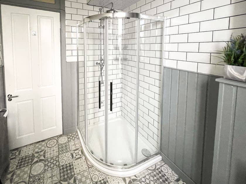 Shower room | Osborne Place, All Isle of Bute