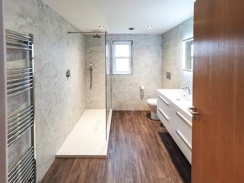 En-suite shower room with large walk in shower | Paddock House, Middleham, near Leyburn
