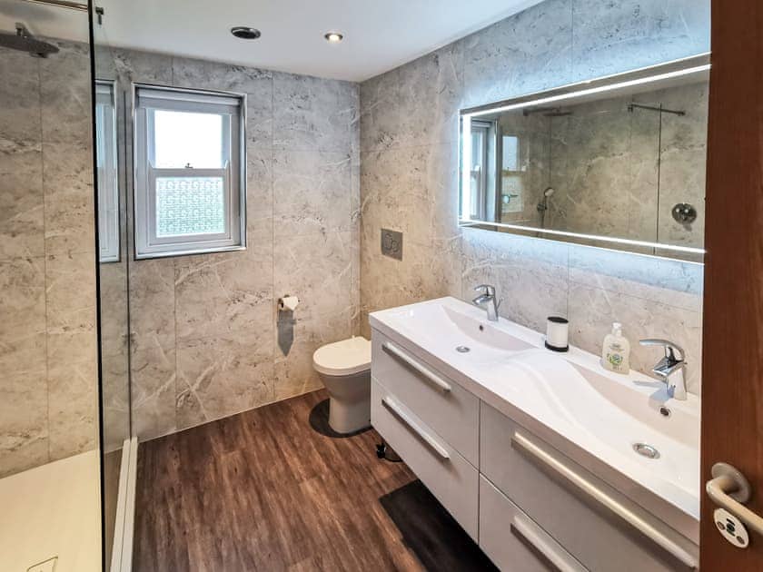 En-suite shower room with large walk in shower | Paddock House, Middleham, near Leyburn