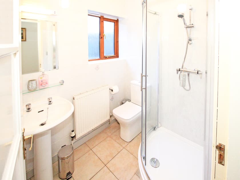 Shower room | Artist’s Cottage, Minffordd