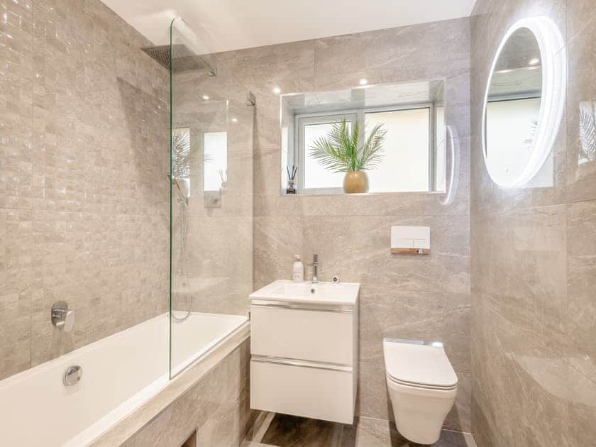 Bathroom | High Garden, Burgh Castle