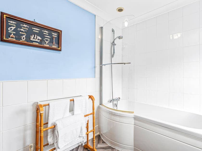 Master Bedroom En-suite  | Cosy Cottage, Lyndhurst