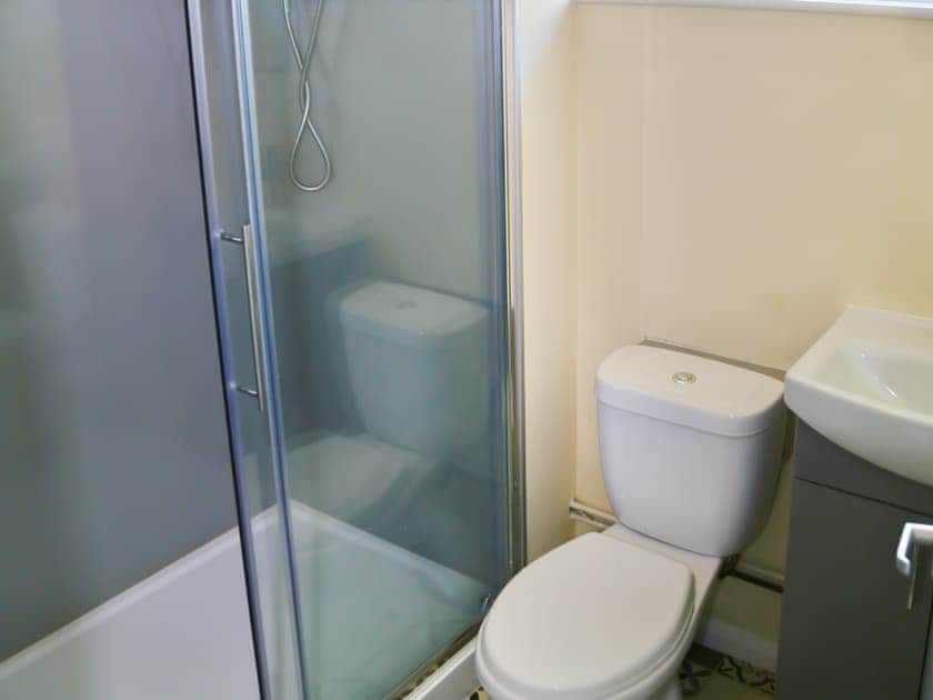 Shower room | Needles and Winds, Freshwater