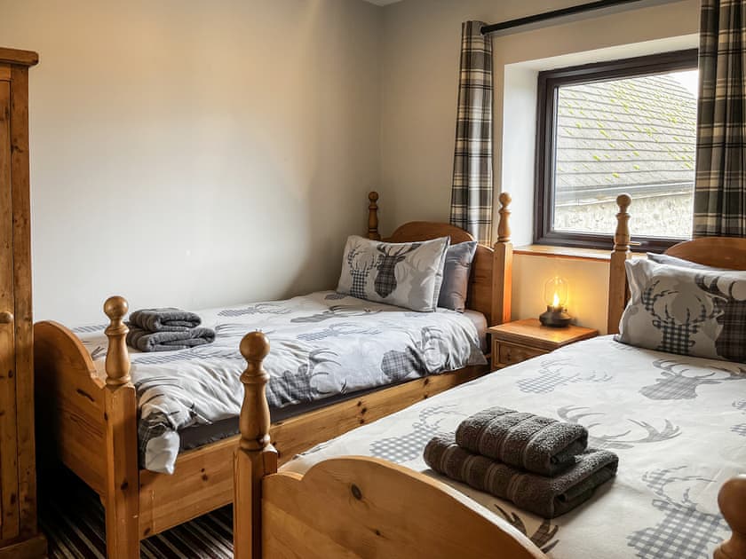 Twin bedroom | Tom Wragg Suite - Burton Manor Farm, Bakewell