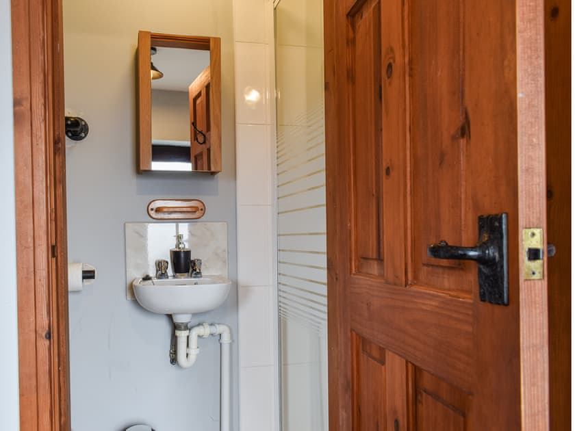En-suite | Tom Wragg Suite - Burton Manor Farm, Bakewell