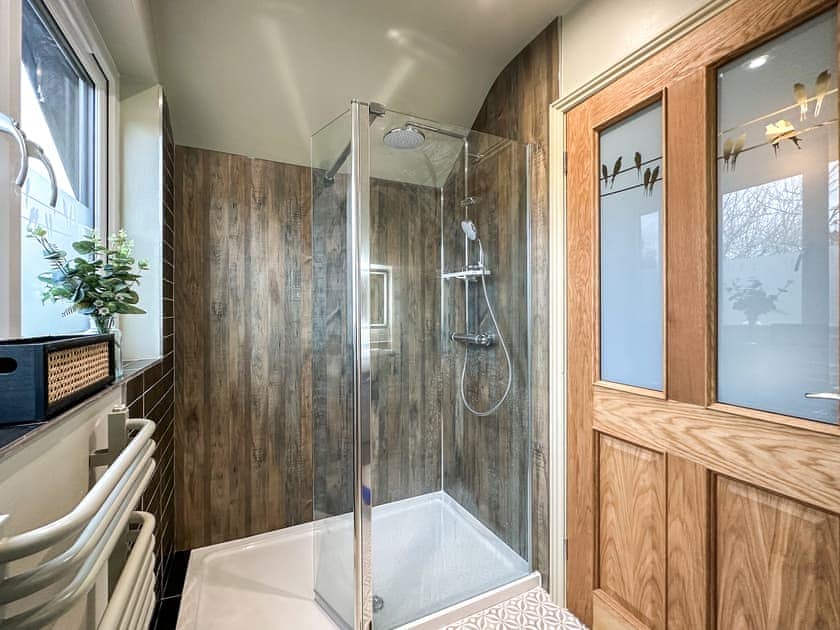 En-suite | TallTrees - Lawpit Lodges, Uplowman, near Tiverton
